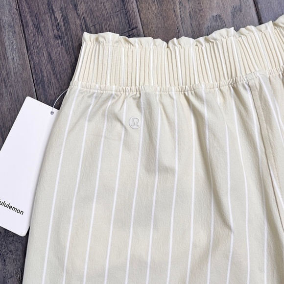 Lululemon Stretch Woven Ruffle-Waist High-Rise Short 9" Upright Stripe Max White - Picture 7 of 8